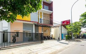 RedDoorz Syariah near Purwosari Train Station